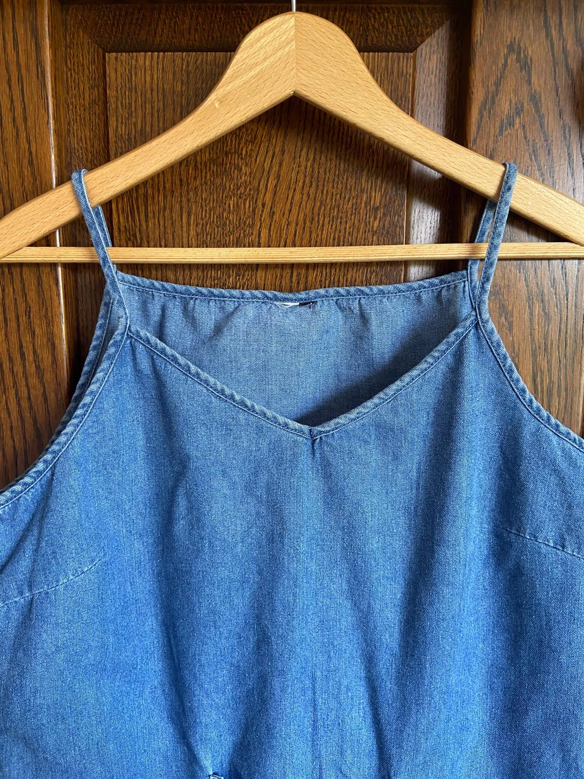 Vestido jeans de alças, bolso central, folgado. Tamanho M/L – photo 2
